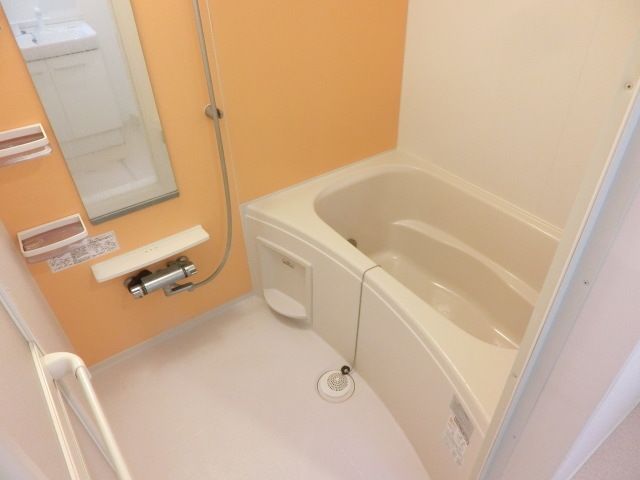 バス・シャワールーム　清潔感のあるバスルームです。