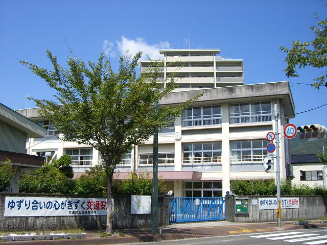 小学校　高知市立秦小学校（小学校）まで247m
