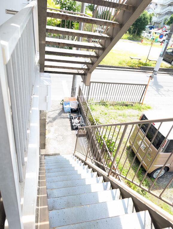 エントランス　1階から2階への階段