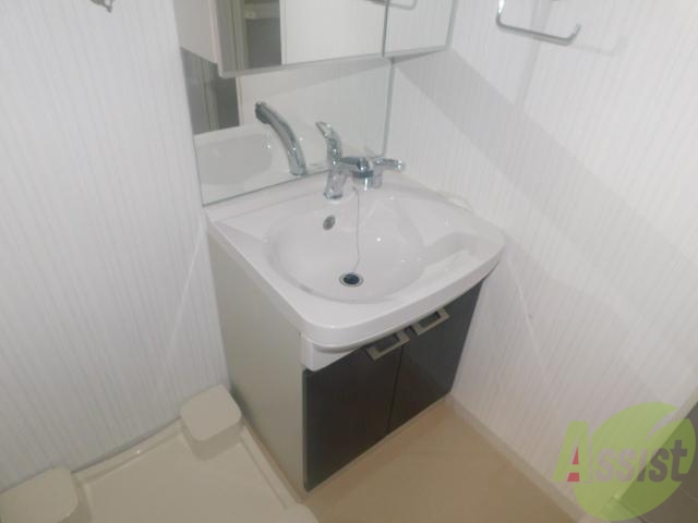 洗面設備　清潔感ある洗面台です