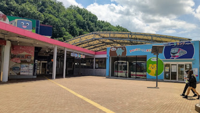 コンビニ　セブンイレブン京王多摩動物公園駅店（コンビニ）まで744m