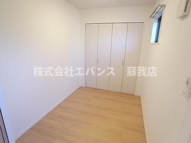 その他部屋・スペース　落ち着いた色調の寝室です