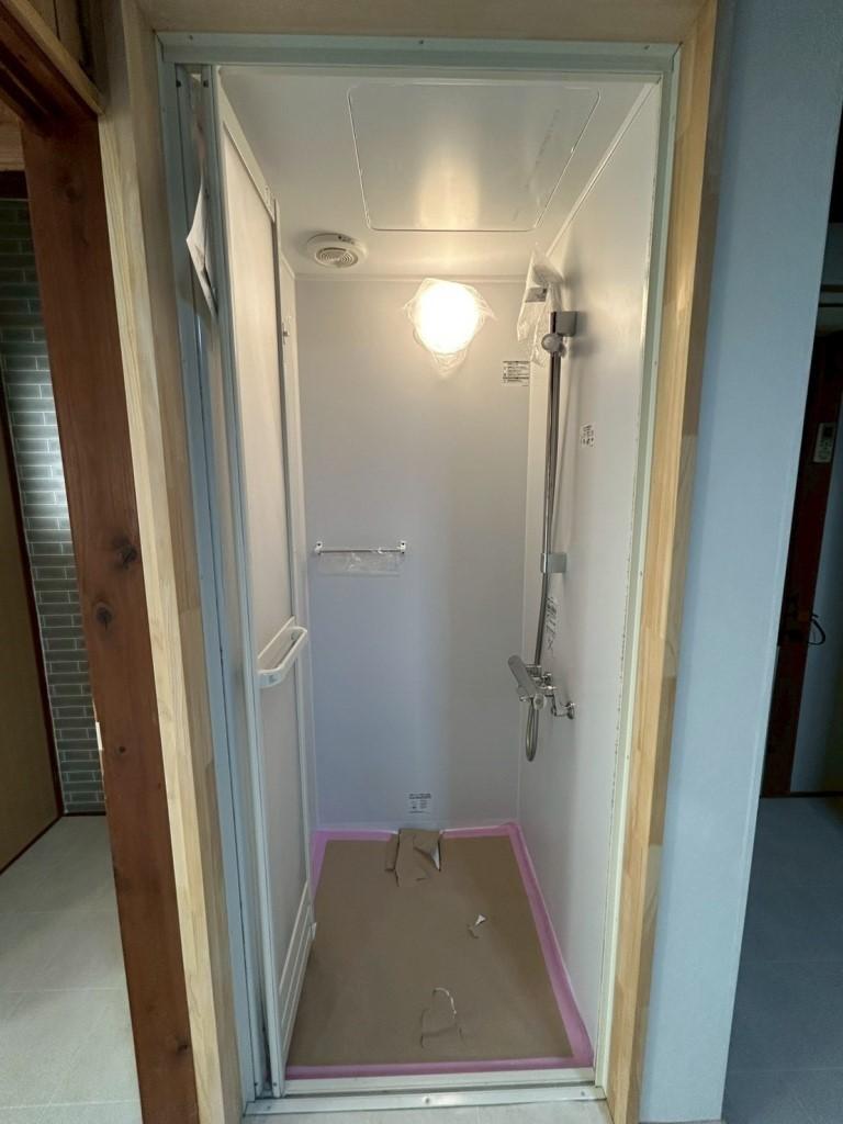 バス・シャワールーム　大きなシャワーヘッドは使い心地良し♪