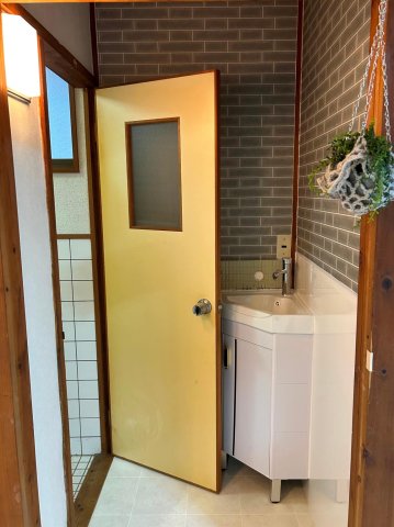 洗面設備　洗面台はコンパクトながら、お湯も出て機能的♪