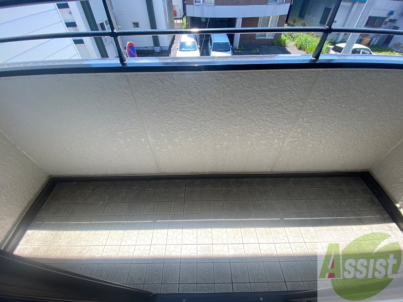 バルコニー　バルコニーは幅があり、広い印象を受けました。