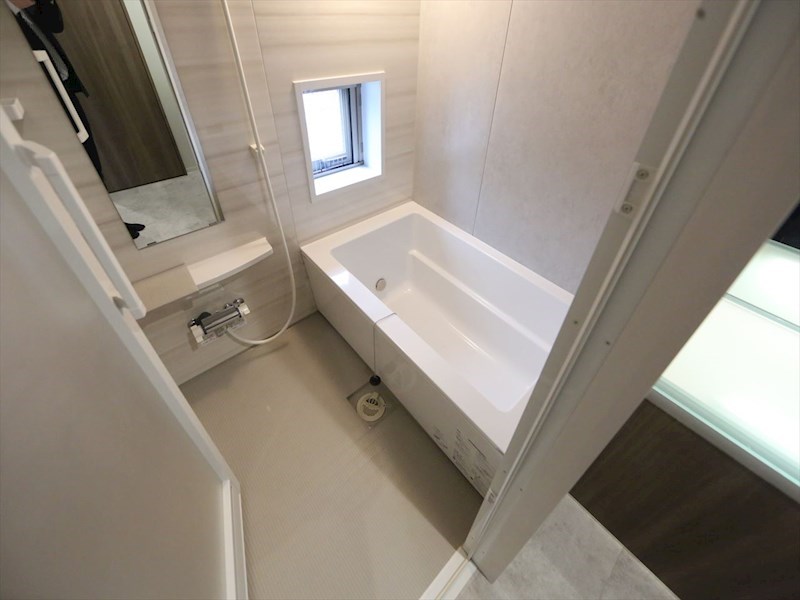 バス・シャワールーム　浴室暖房乾燥機付　追い焚き・オートバス機能付お風呂