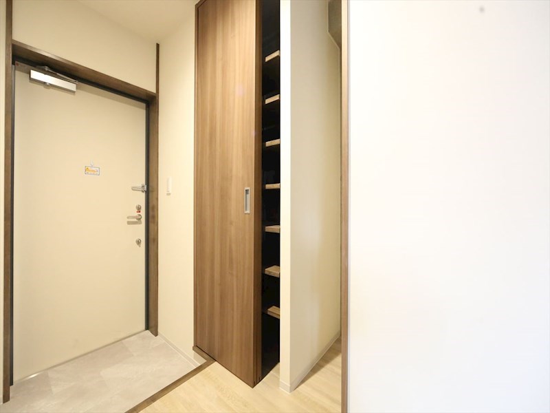 玄関　玄関　シューズクローク付（収納充実してます）