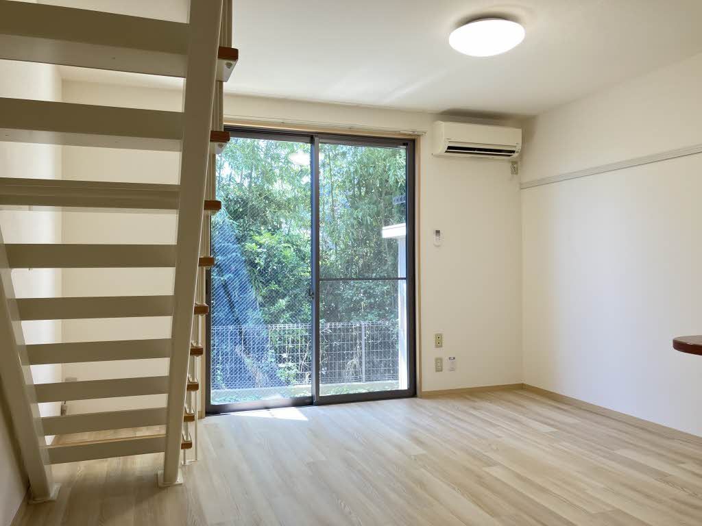 居室・リビング　床タイル張り施工済み！！