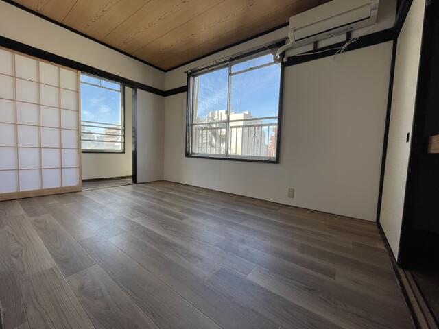 居室・リビング　天井・壁・床全面張替しました