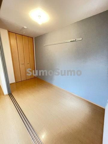 その他部屋・スペース　落ち着いた色調の寝室です