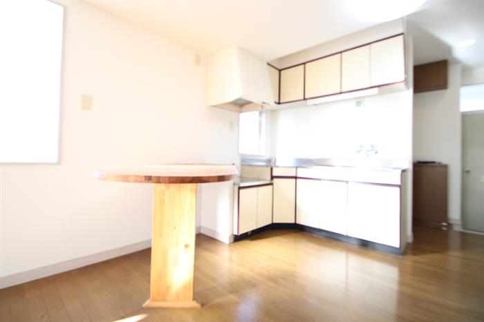 キッチン　備え付けカウンターで食事もできます