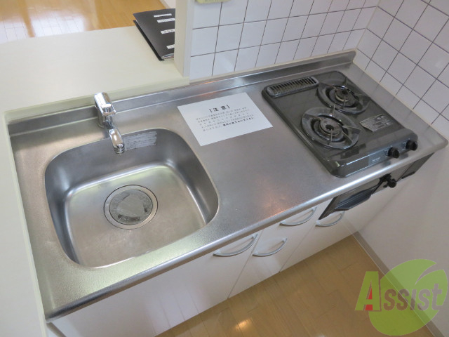 キッチン　コンロ２口が付いたコンパクトなシステムキッチンです。