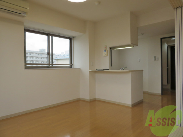 居室・リビング　出窓が付いて日差しがたっぷり入るのでとても明るいお部屋ですよ