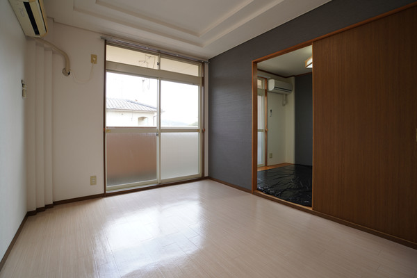 居室・リビング　同じ建物の別なお部屋