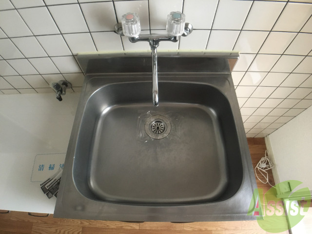 洗面設備　キッチンと併用タイプの洗面台になります。