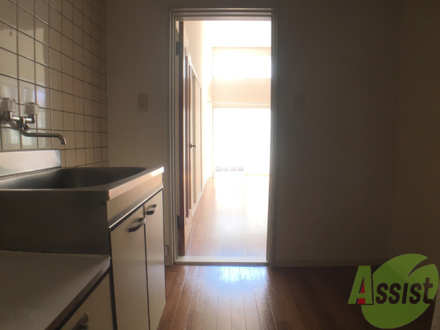 玄関　リビングからの光が玄関前にまで届いてますね。