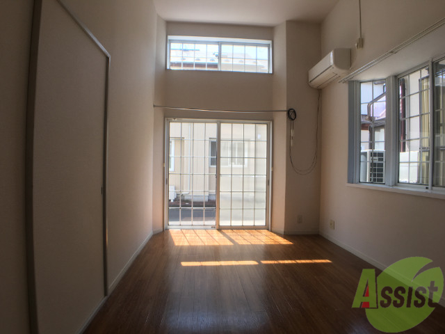 居室・リビング　明るいこの部屋はリビングになります。広いですよね。