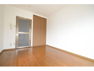 居室・リビング　南向きで陽当たり良好なお部屋です♪エアコン付き♪