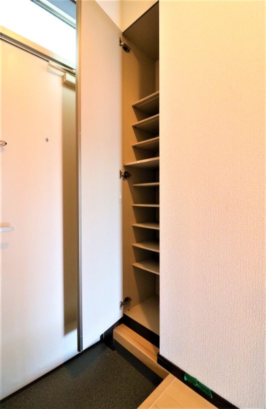 玄関　くつも沢山入ります。