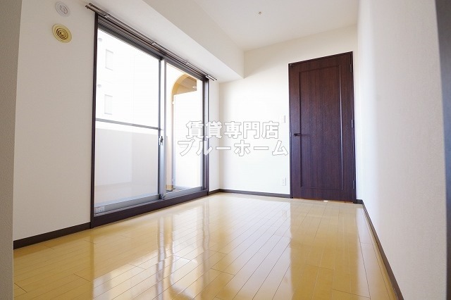 その他　玄関すぐ横にある5帖の洋室！