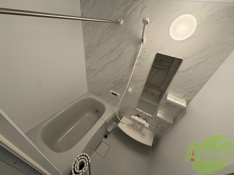 バス・シャワールーム　落ち着いたデザインの浴室。ゆったりできそうです。