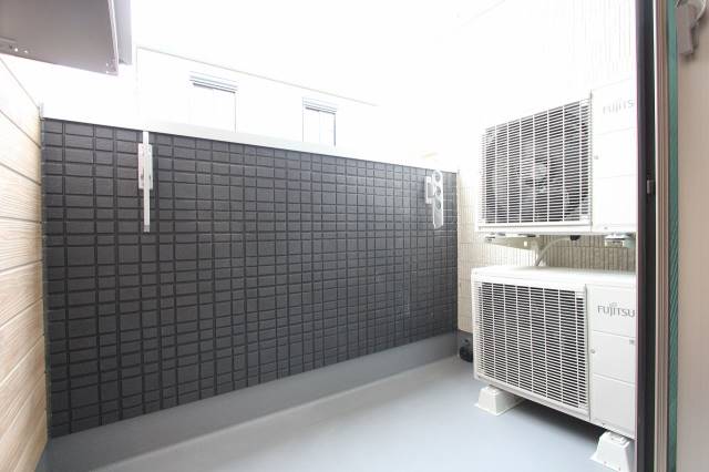 バルコニー　ベランダにでる窓は二重ガラスで防音などにも気を使ってます