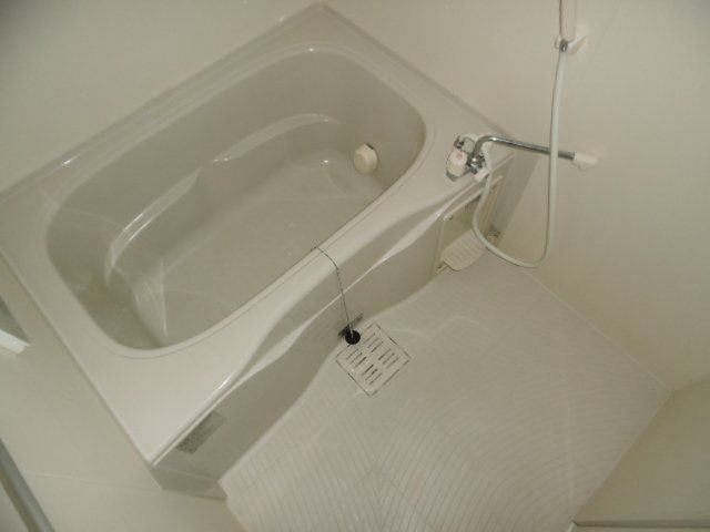 バス・シャワールーム　広めの浴室です。（オートバス）