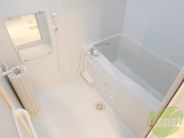 バス・シャワールーム　真っ白の浴槽で鏡付き、一日の疲れ癒やしましょう