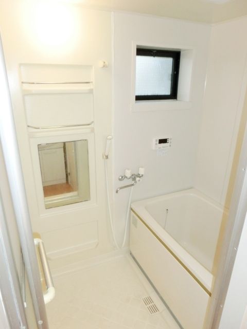 バス・シャワールーム　窓付きのバスルームで換気がしやすいです。