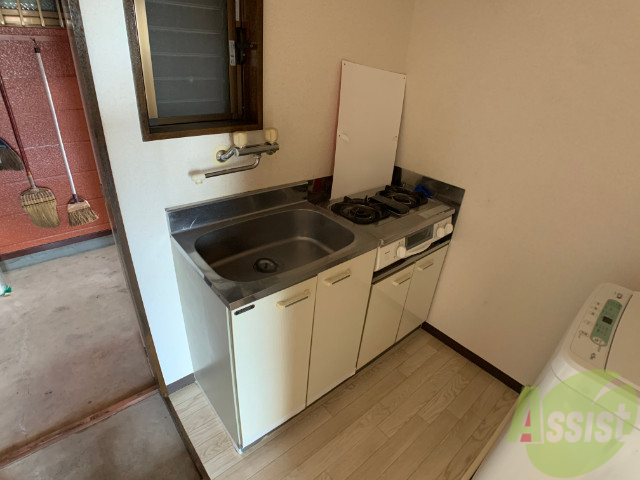 キッチン　シンプルなキッチンです。一人暮らしにはちょうどいいサイズ。