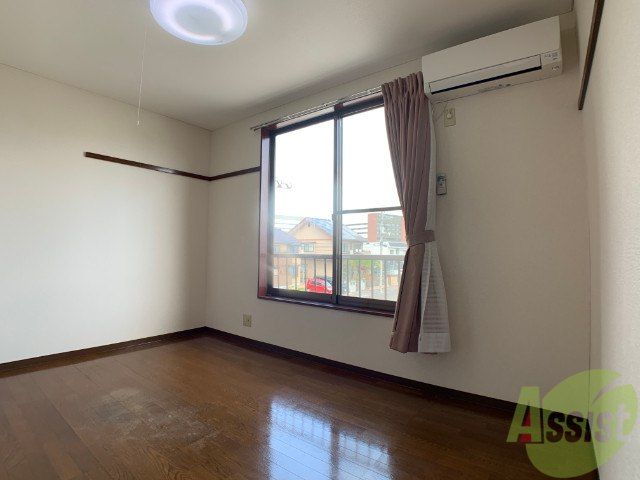 居室・リビング　６帖の洋室です。広々として、きれいですね。