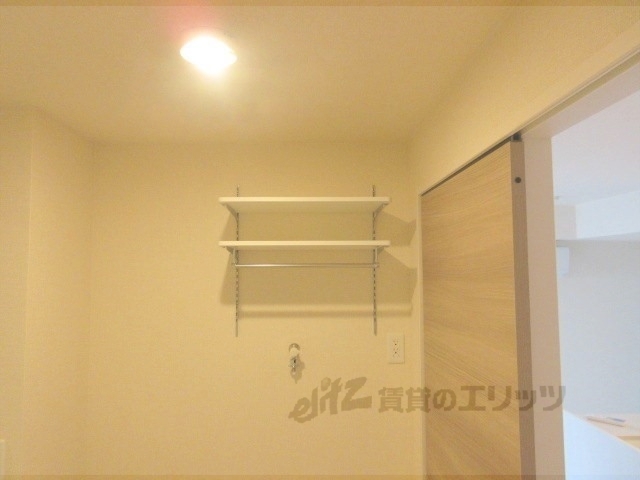 収納　収納棚（洗濯機置場上）