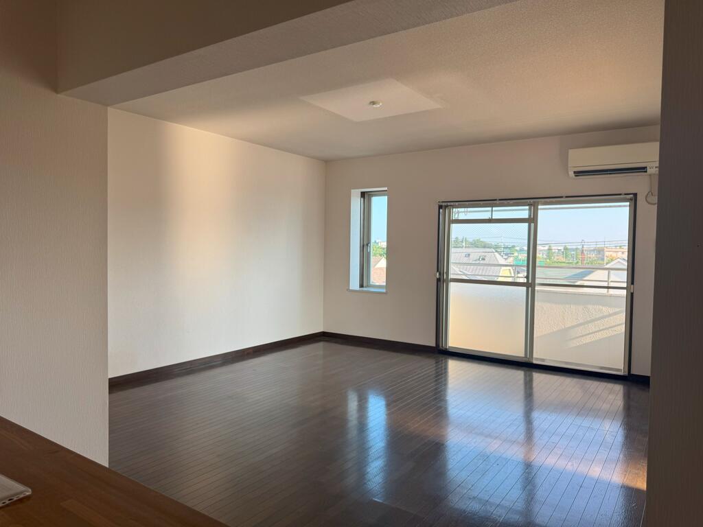 居室・リビング　401号室の写真、302号室は反転タイプです。