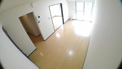 居室・リビング　明るい日差しが差し込む広い洋室