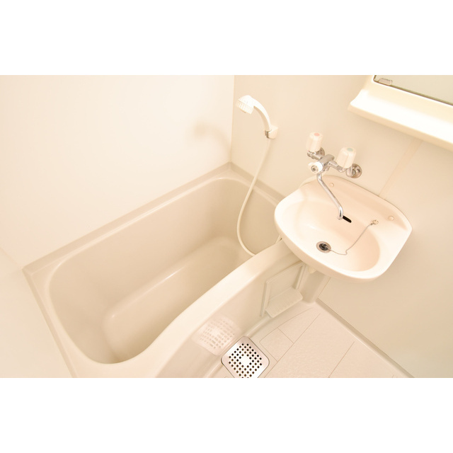 バス・シャワールーム　コンパクトで使いやすいお風呂です