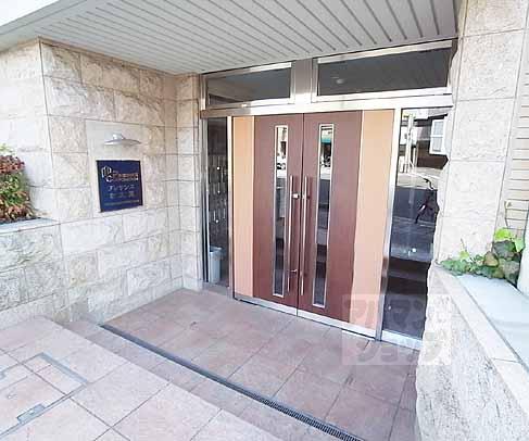 エントランス　エントランス前、扉あり。
