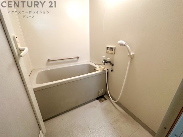 バス・シャワールーム　バストイレセパレートのシンプルな浴室です☆