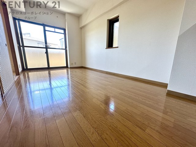 居室・リビング　南西向きで明るいリビングです！