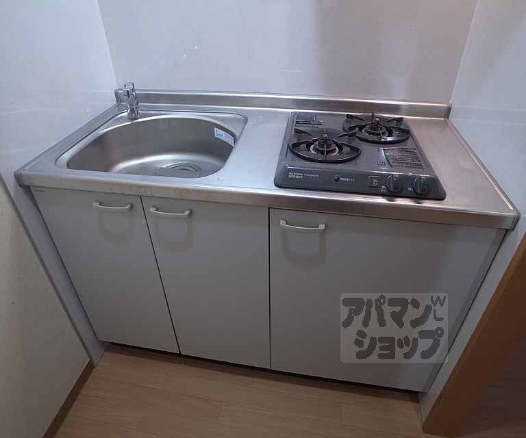 キッチン　水色基調のシステムキッチンです。