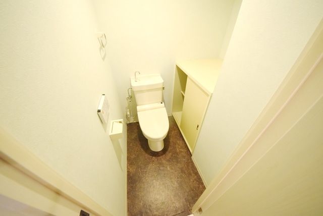 トイレ　白を基調とした清潔感のあるトイレです