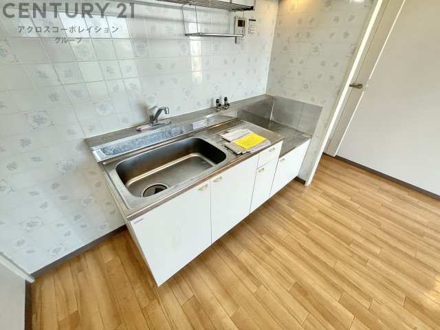 キッチン　壁付けキッチンでスペースを最大限有効活用できます！