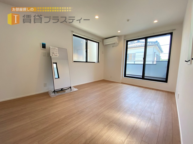 居室・リビング　明るいリビングです。