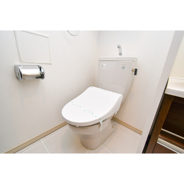 トイレ　落ち着いた色調のトイレです