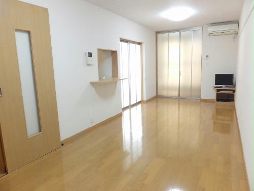 居室・リビング　1階はフローリング、2階はじゅうたんです。