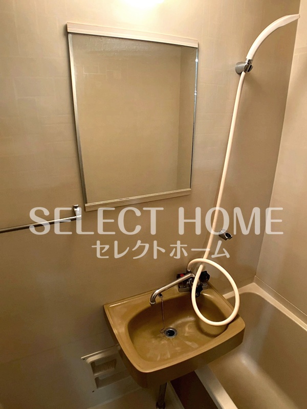 洗面設備　ゆったりとスペースのある洗面所 同型タイプ