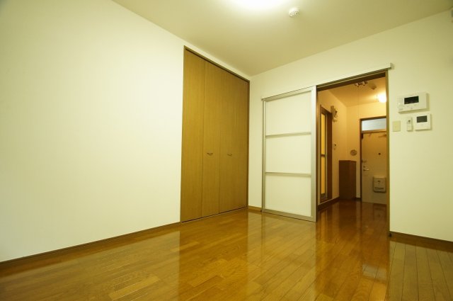 居室・リビング　落ち着いた色合いの床材を使用した居住空間