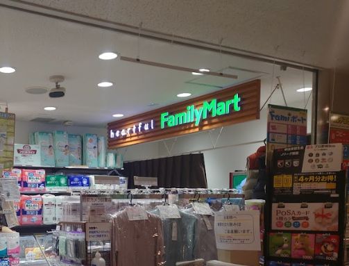 コンビニ　ファミリーマート 大阪赤十字病院店（コンビニ）まで217m