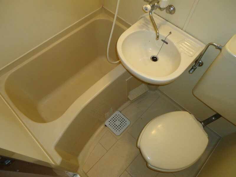 バス・シャワールーム　お風呂と一体化の洗面台、シャワーと歯磨き一緒にできます