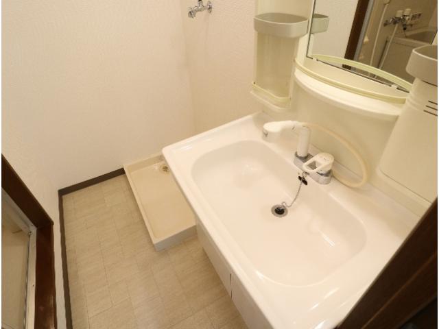 洗面設備　明るい洗面所です