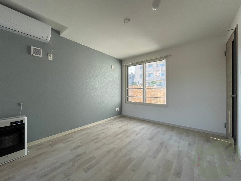 居室・リビング　フローリングと壁のカラーが明るい雰囲気ですね！